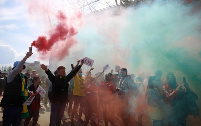 İngilterede dev protesto Manchester United-Liverpool maçı ertelendi...