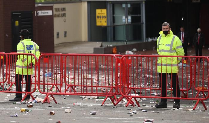 İngilterede dev protesto Manchester United-Liverpool maçı ertelendi...