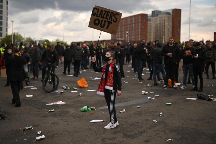 İngilterede dev protesto Manchester United-Liverpool maçı ertelendi...
