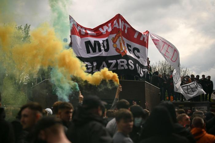 İngilterede dev protesto Manchester United-Liverpool maçı ertelendi...