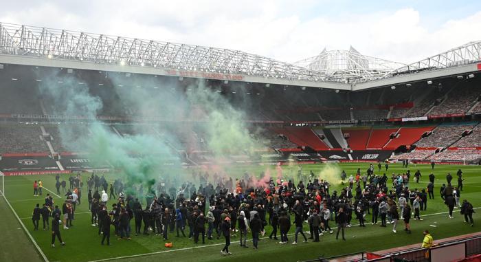 İngilterede dev protesto Manchester United-Liverpool maçı ertelendi...