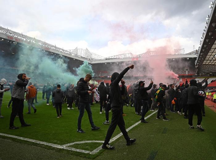 İngilterede dev protesto Manchester United-Liverpool maçı ertelendi...