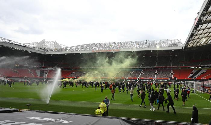 İngilterede dev protesto Manchester United-Liverpool maçı ertelendi...