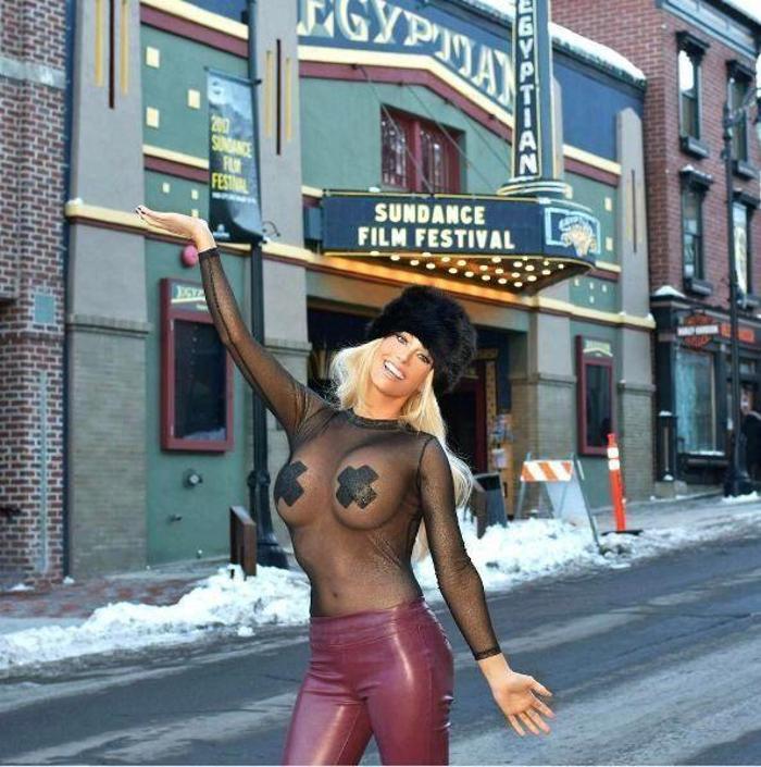 Ella Johnsonun fotoğrafları seksi bulunduğu için Instagramı kapatıldı