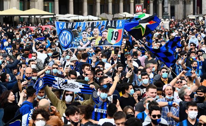 Inter taraftarı şampiyonluğu kutluyor