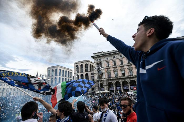 Inter taraftarı şampiyonluğu kutluyor