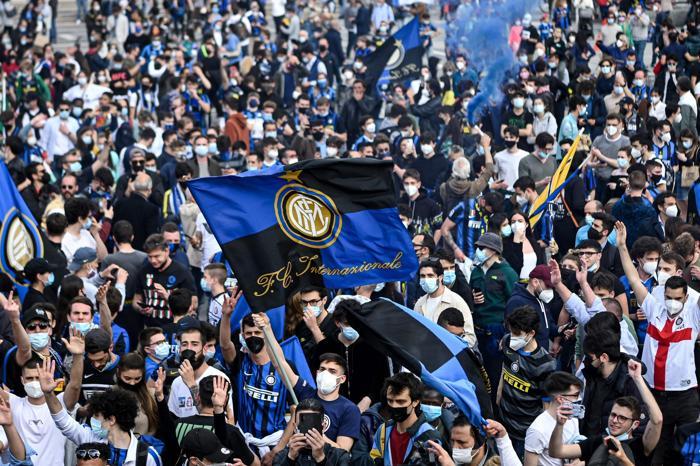 Inter taraftarı şampiyonluğu kutluyor