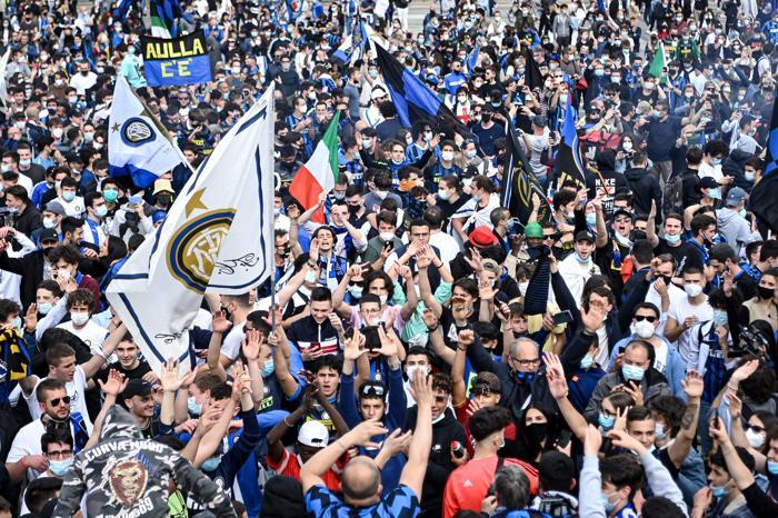 Inter taraftarı şampiyonluğu kutluyor