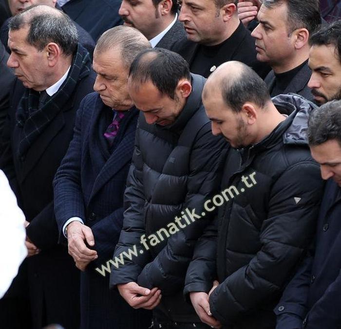 Umut Bulut babasını son yolculuğuna uğurladı