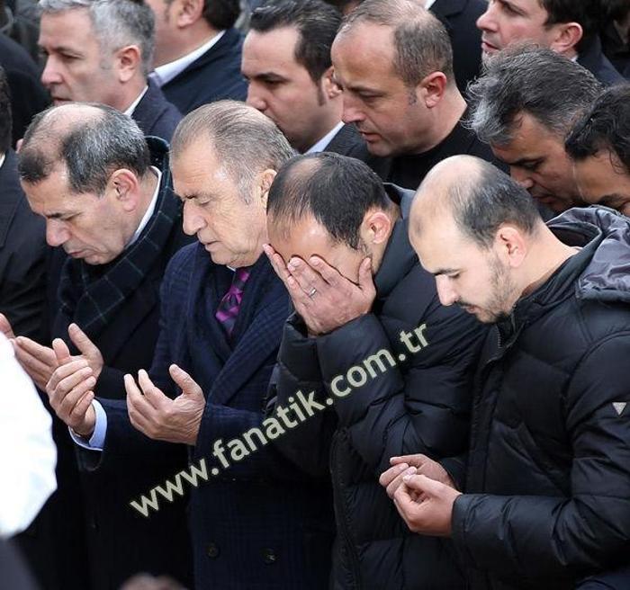 Umut Bulut babasını son yolculuğuna uğurladı