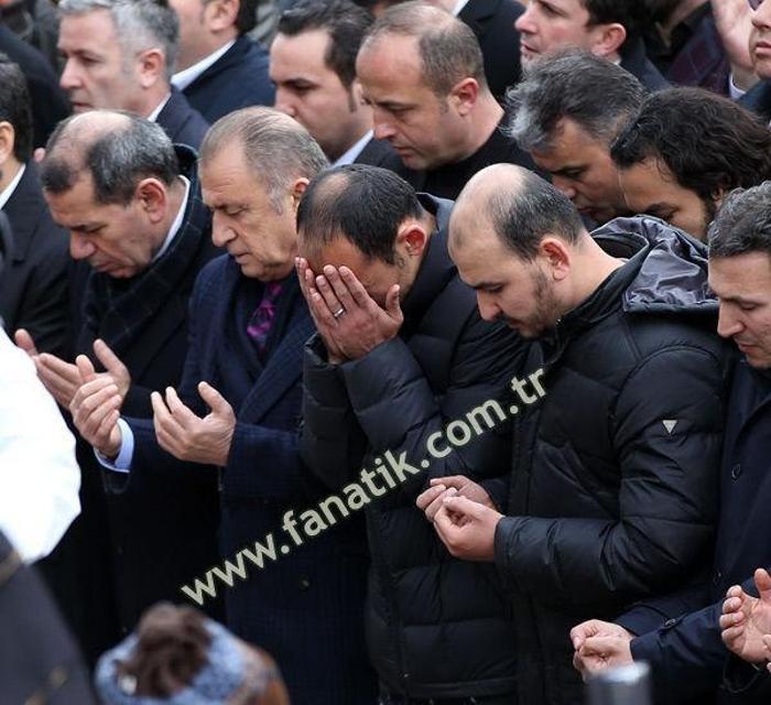 Umut Bulut babasını son yolculuğuna uğurladı
