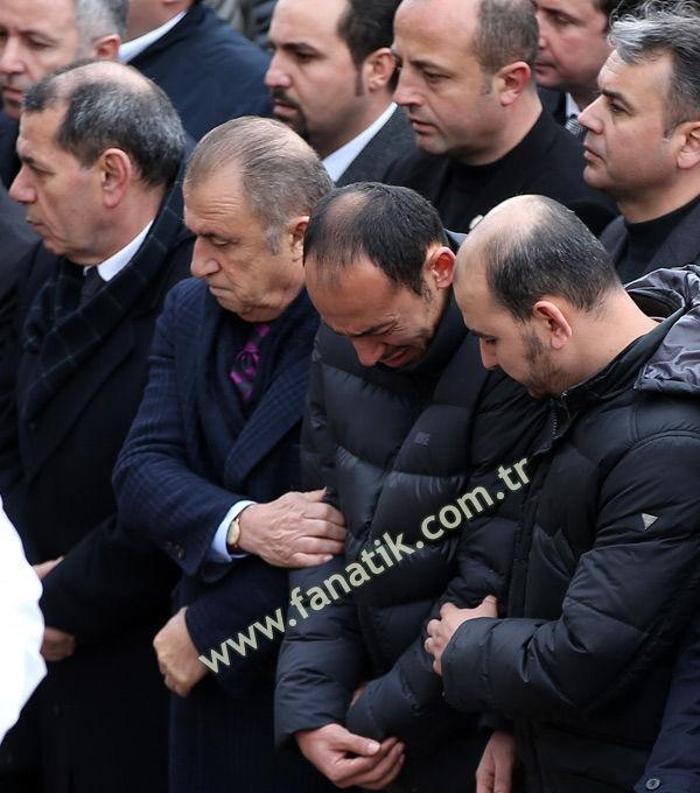 Umut Bulut babasını son yolculuğuna uğurladı