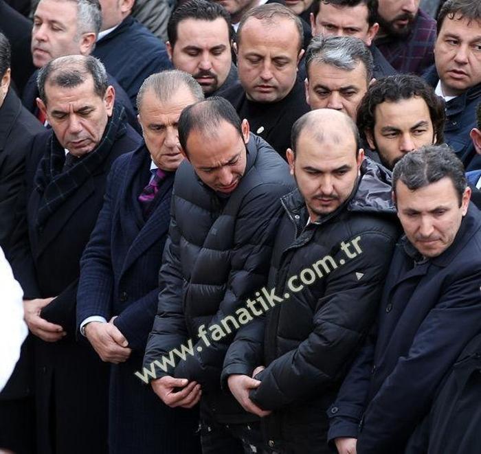 Umut Bulut babasını son yolculuğuna uğurladı