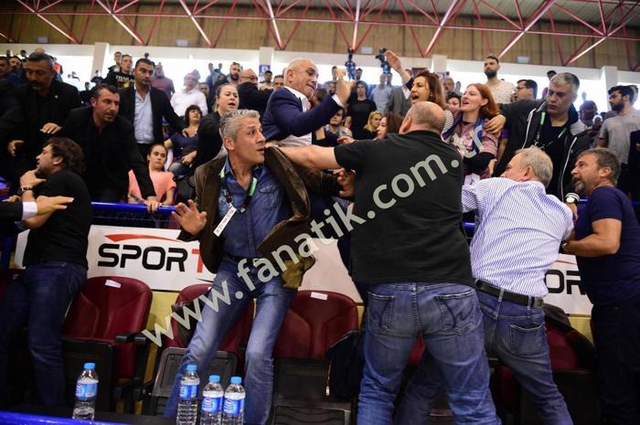 Aziz Yıldırımın Işık Eyigüngöre attığı tokadın görüntüleri
