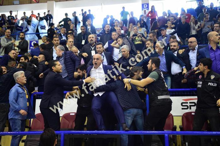 Aziz Yıldırımın Işık Eyigüngöre attığı tokadın görüntüleri
