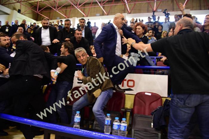 Aziz Yıldırımın Işık Eyigüngöre attığı tokadın görüntüleri