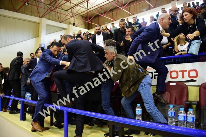 Aziz Yıldırımın Işık Eyigüngöre attığı tokadın görüntüleri