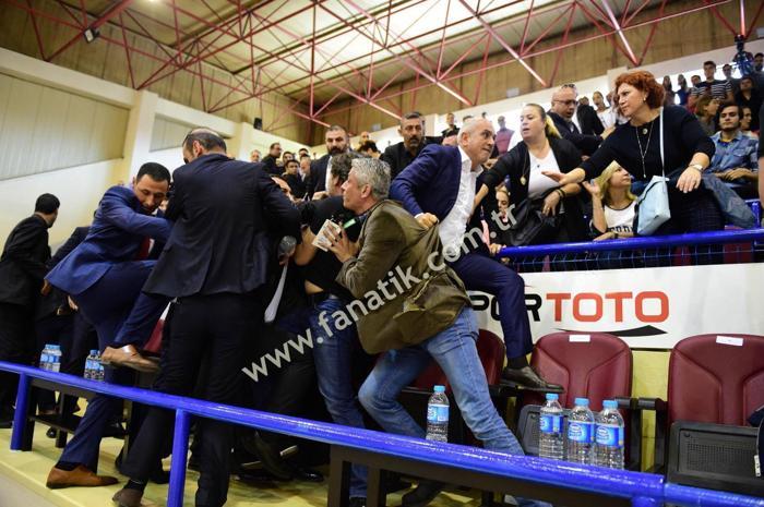 Aziz Yıldırımın Işık Eyigüngöre attığı tokadın görüntüleri