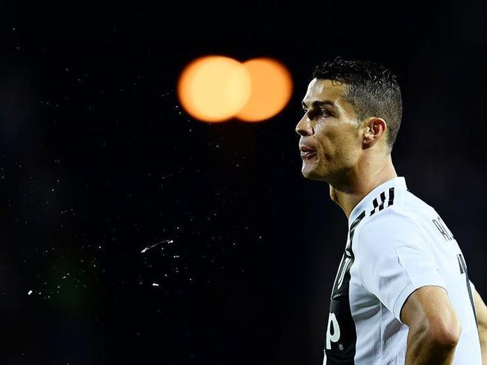 Ronaldo, Selena Gomezi solladı