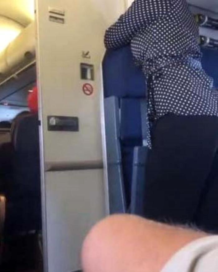 Uçak tuvaletinde skandal Ünlü oyuncu paylaştı
