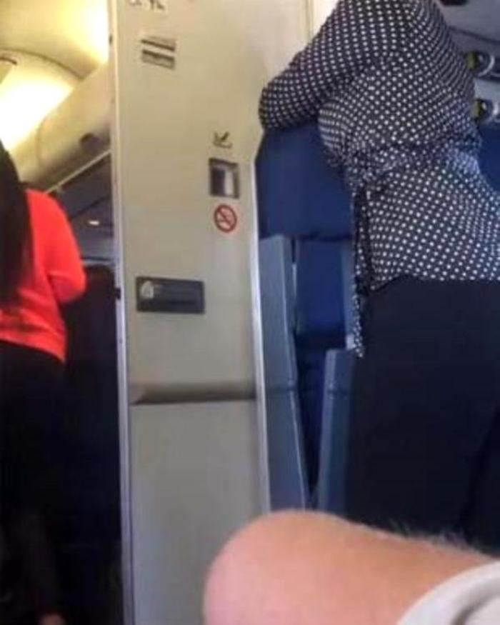 Uçak tuvaletinde skandal Ünlü oyuncu paylaştı