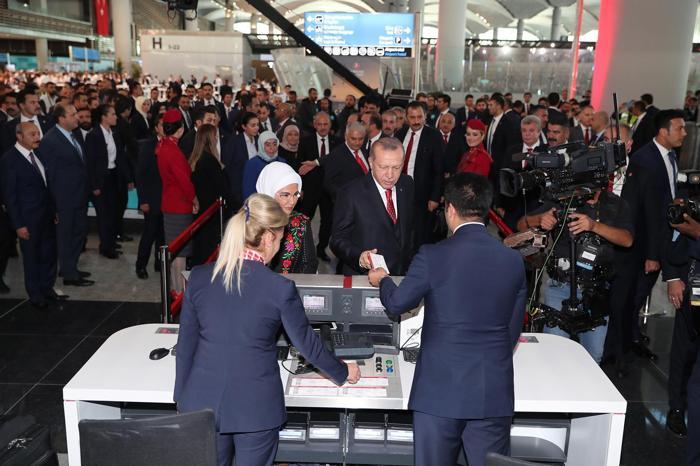 Yeni havalimanı törenle açıldı