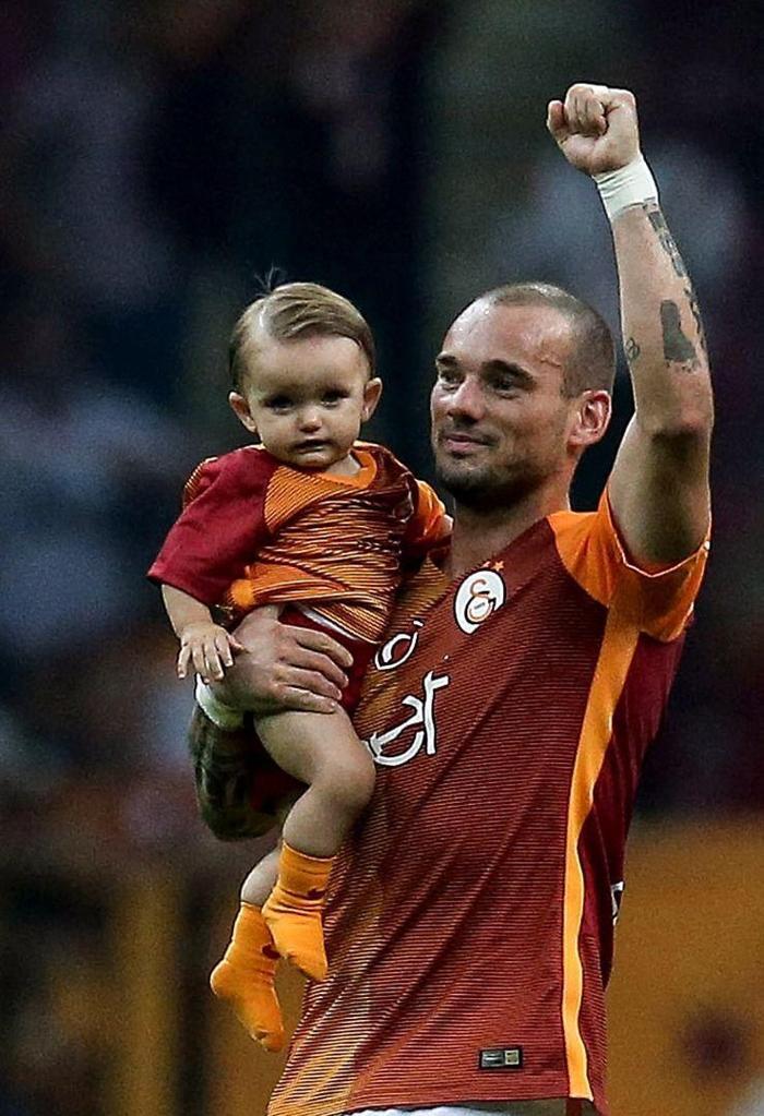 Galatasaraylı Wesley Sneijder, Ibizada gece kulübü açıyor