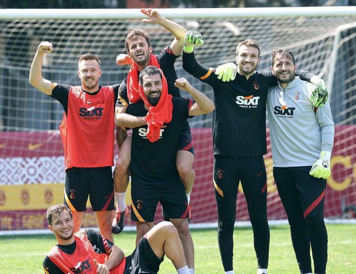 Galatasarayda son dakika Yedlin müjdesi