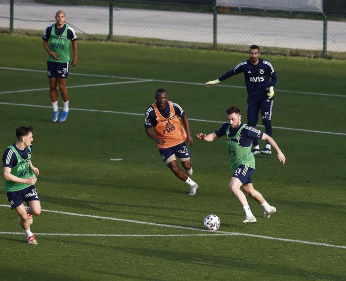 Son dakika: Fenerbahçede Emre Belözoğludan Alanyapor maçına sürpriz kadro