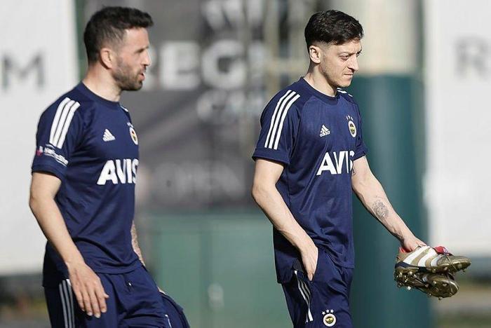 Son dakika: Fenerbahçede Emre Belözoğludan Alanyapor maçına sürpriz kadro