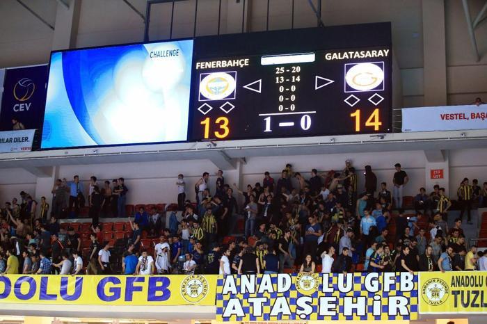 Fenerbahçe-Galatasaray maçında salon karıştı