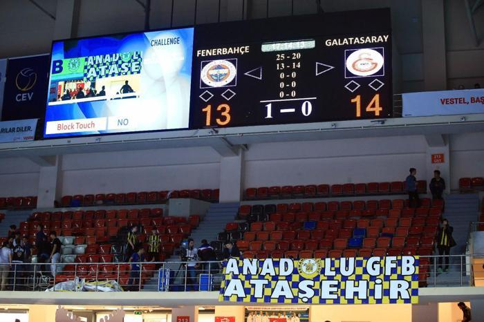 Fenerbahçe-Galatasaray maçında salon karıştı