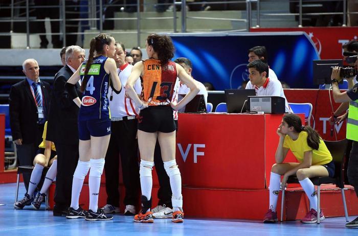 Fenerbahçe-Galatasaray maçında salon karıştı