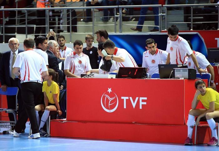 Fenerbahçe-Galatasaray maçında salon karıştı