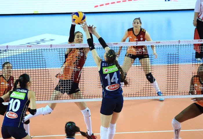 Fenerbahçe-Galatasaray maçında salon karıştı