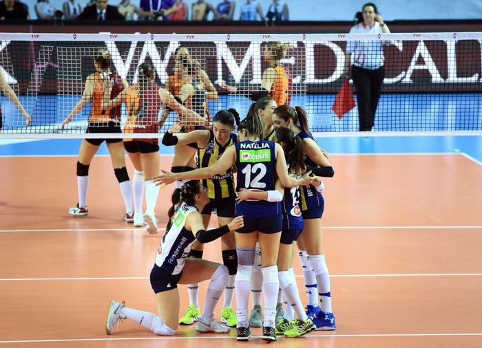 Fenerbahçe-Galatasaray maçında salon karıştı