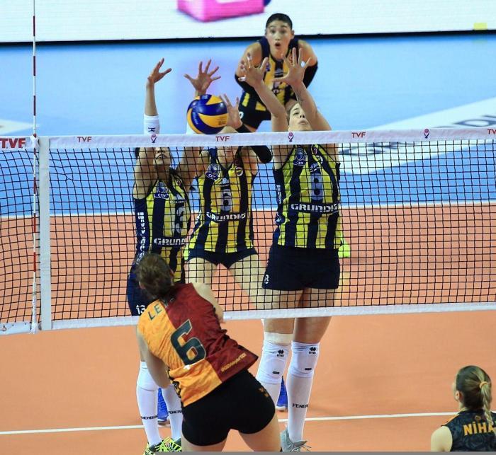 Fenerbahçe-Galatasaray maçında salon karıştı
