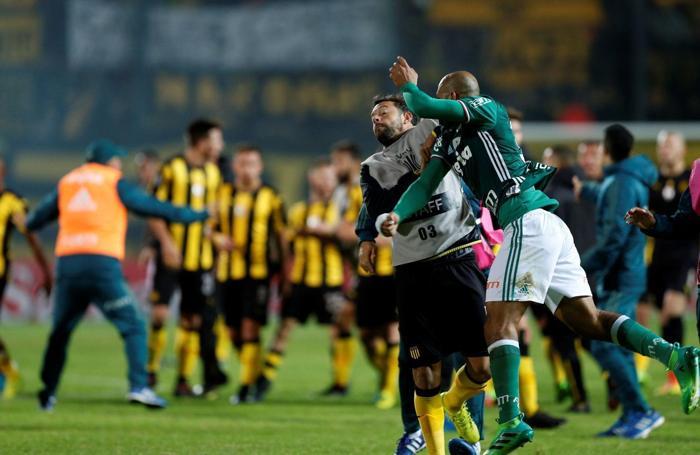 Felipe Melo yine çıldırdı, yumruk attı