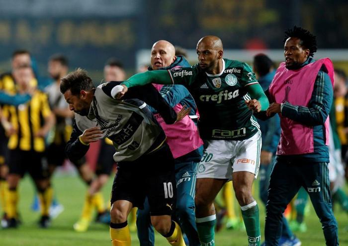 Felipe Melo yine çıldırdı, yumruk attı