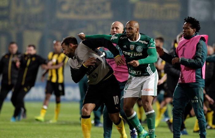 Felipe Melo yine çıldırdı, yumruk attı