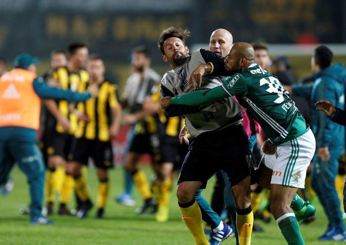 Felipe Melo yine çıldırdı, yumruk attı