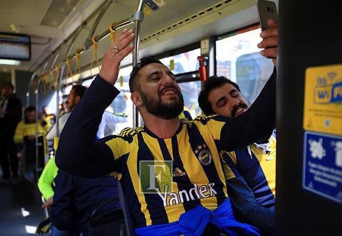 Fenerbahçeli taraftarlar otobüslerle TT Arenaya hareket etti