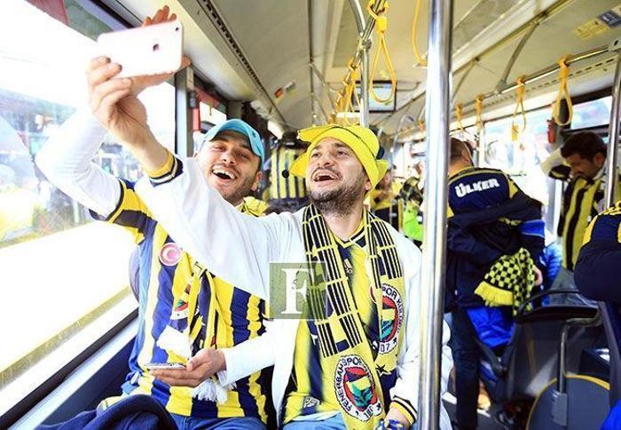 Fenerbahçeli taraftarlar otobüslerle TT Arenaya hareket etti