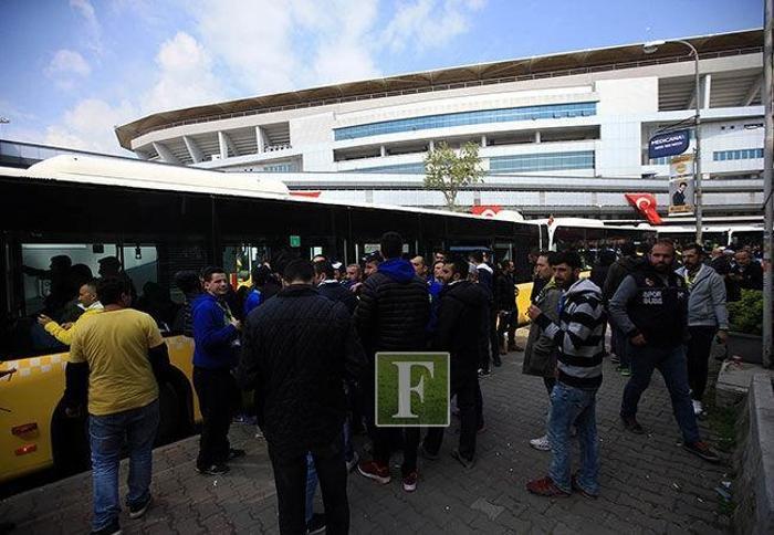 Fenerbahçeli taraftarlar otobüslerle TT Arenaya hareket etti