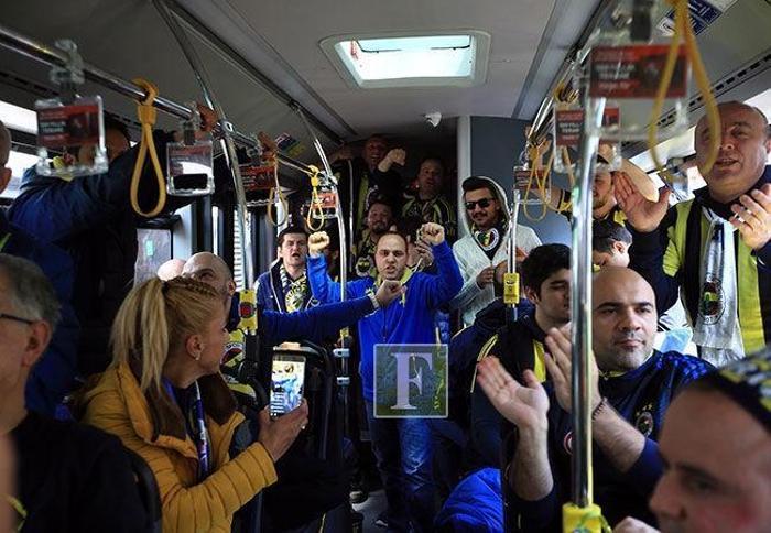 Fenerbahçeli taraftarlar otobüslerle TT Arenaya hareket etti