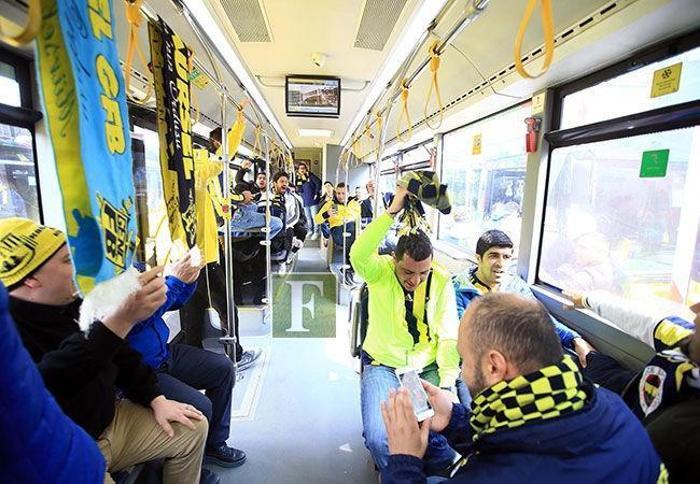 Fenerbahçeli taraftarlar otobüslerle TT Arenaya hareket etti