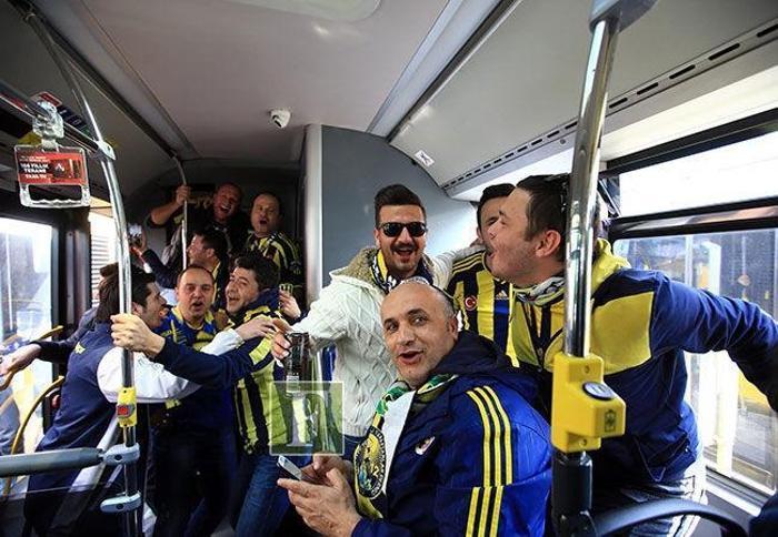 Fenerbahçeli taraftarlar otobüslerle TT Arenaya hareket etti
