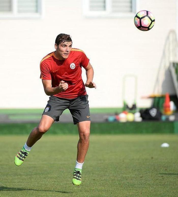 Ünlü futbolcuların boyları Sizce hangisi daha uzun