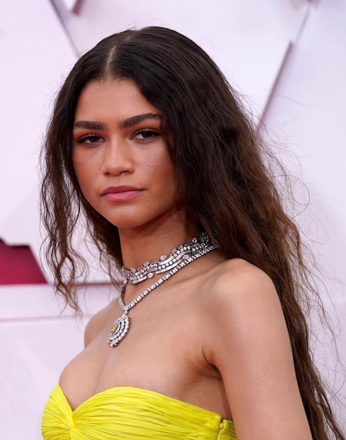 2021 Oscar Ödüllerinde kırmızı halı şıklığı