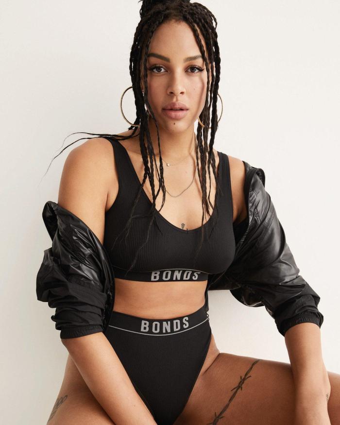 WNBAnın yıldızı Liz Cambageden cesur pozlar